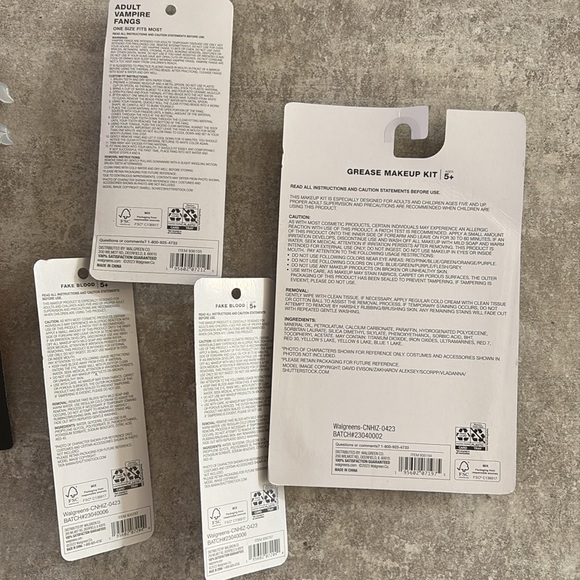 Halloween Bundle, includes fake blood, necklace and makeup - Picture 3 of 3